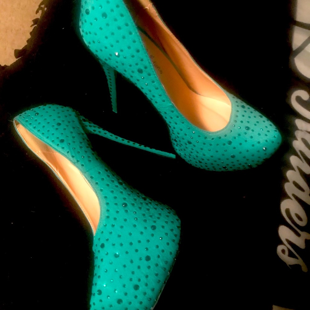 BEST. HEELS. EVER!!! EUC, Size 9 🦋💙🦋
